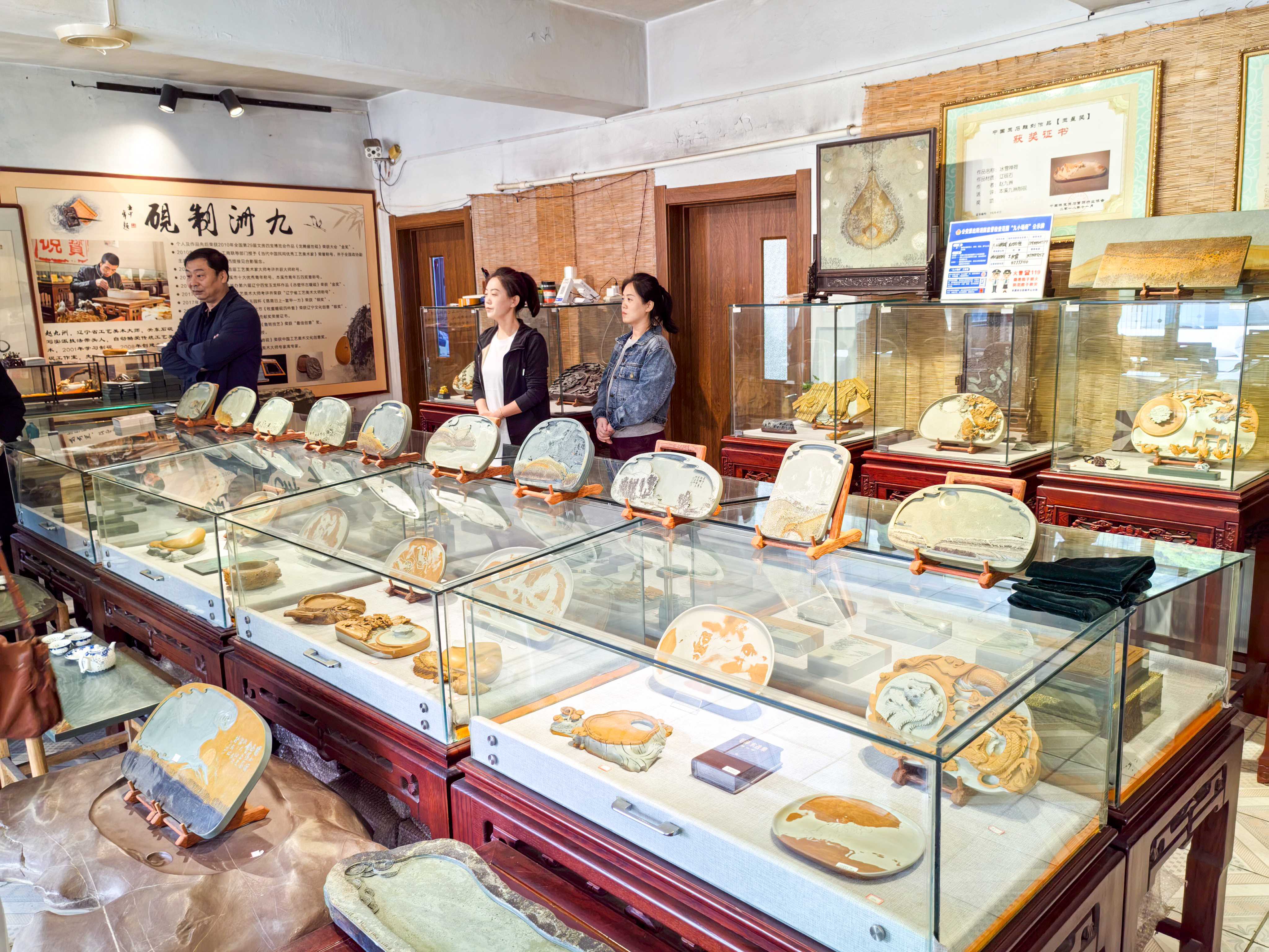 调研团走进辽砚企业九洲制砚
