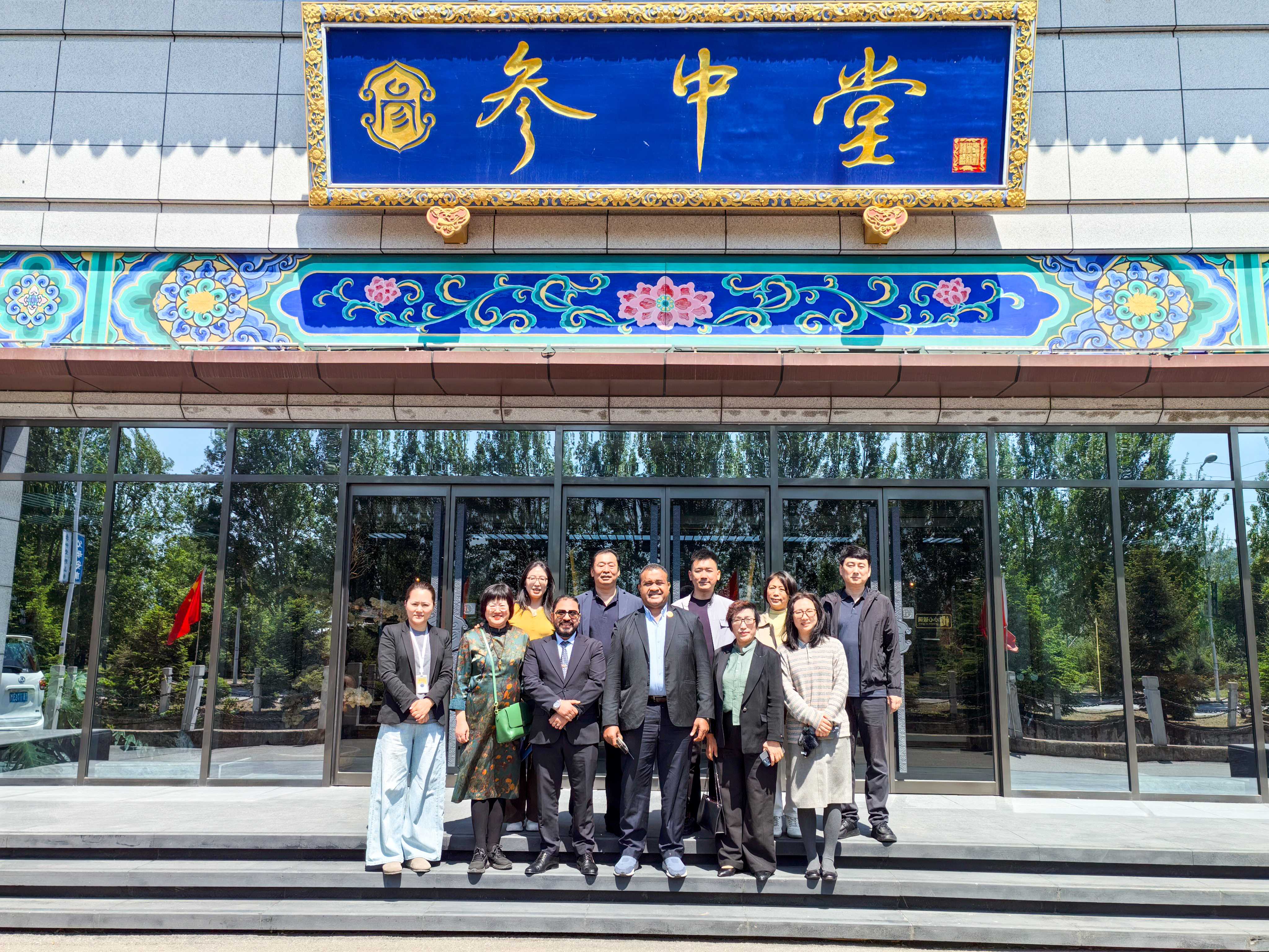 调研团参观辽宁五女山冰酒有限公司